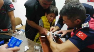 Parmağı bisiklet borusuna sıkışan çocuğu itfaiye kurtardı