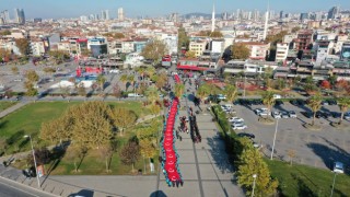 Pendikte 101 metrelik Türk bayrağıyla Cumhuriyet kutlaması havadan görüntülendi