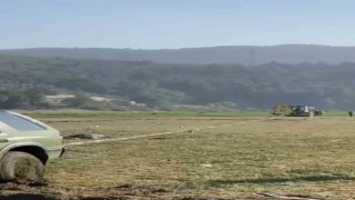 Pikniğe giden bataklığa saplandı, onları kurtarmaya gidenler de mahsur kaldı