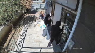 Plastik şişe ile kapıları açıp, evleri soyuyorlardı