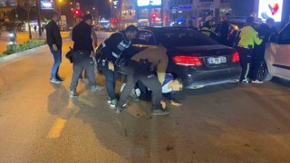 Polis ekiplerini metrelerce sürükleyen sürücü tutuklandı