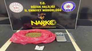 Polis koçbaşı ile kapıyı kırıp girdiği evde narkotik köpeği ile arama yaptı