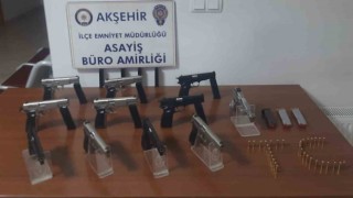 Polisin durduğu araçta 11 adet tabanca çıktı