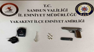 Polisin uygulamasında silah ve radar tespit cihazı ele geçti