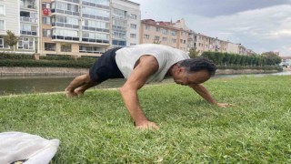 Porsuk Çayının kenarında düzenli spor yapan 69 yaşındaki adam, gençlere taş çıkartıyor