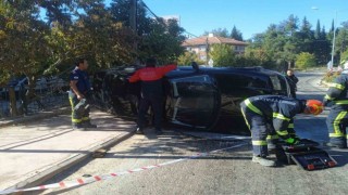 Refüje çarpan otomobil yan yattı; 2 yaralı