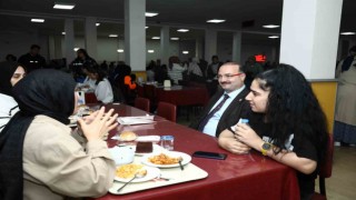Rektör Hacımüftüoğlu, yemekte öğrencilerle bir araya geldi