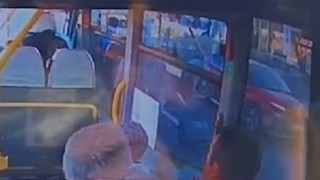 Rizede otomobilin çarptığı yaya ağır yaralandı: Kaza anı kamerada