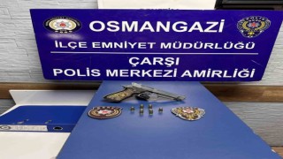 Ruhsatsız tabancayla gezen ve 15 yıl hapisle aranan suç makinası, gece kartallarından kaçamadı