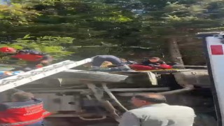 Sakaryada çöp kamyonu devrildi: Araç içerisinde sıkışan sürücü yaralandı