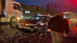 Sakaryada otomobil ile servis midibüsü çarpıştı: 4 yaralı