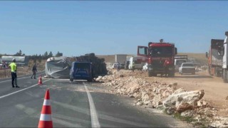 Saman balyası yüklü tır devrildi