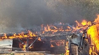 Samanlıkta başlayıp ahıra sıçrayan yangın kısa sürede söndürüldü