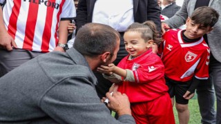 Şampiyon minikler kupayı Samsunspor kaptanının elinden aldı