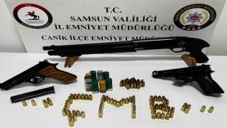 Samsunda şüpheli araçta silah ele geçirildi