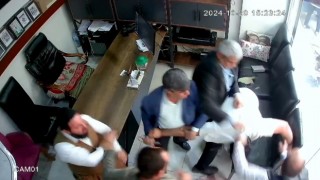 Şanlıurfada fotoğrafçı ile kardeşinin muhtar ve yakınları tarafından darp edildiği anlar kamerada