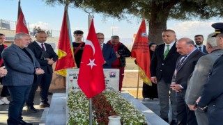 Şehitler için dua edildi, karanfiller bırakıldı