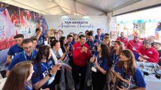 Selçuk Bayraktar, TEKNOFESTte Ege Üniversitesi standını ziyaret etti