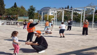 Şenlikte Metinbilim Enstitüsünden Otantik çocuk oyunları gösterisi