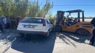 Serikte forklift otomobilin motoruna saplandı, otomobil sürücüsü yaralandı