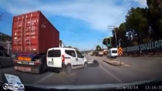 Şerit değiştiren ticari araca çarpan tır yan yattı: 2 yaralı