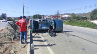 Seydikemerde otomobil takla attı: 2 yaralı