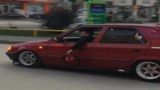 Seyir halinde otomobilinin direksiyonunu yerinden çıkarttı: Otomobille ölüm dansı