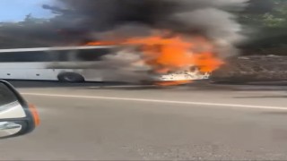 Seyir halindeki otobüs alev alev yandı