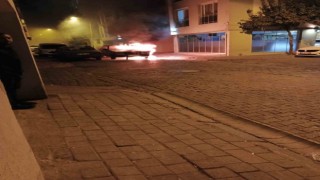 Seyir halindeki otomobil alev aldı