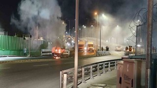 Seyir halindeki otomobil alev topuna döndü