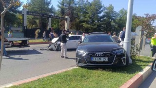 Siirtte iki otomobil çarpıştı: 4 yaralı