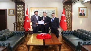 Siirtte kalp krizi geçiren hastayı kurtaran doktor ödüllendirildi