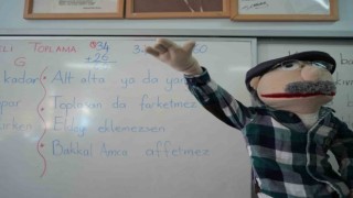 Sınıf öğretmeni Bakkal Amca ismini verdiği kukla ile dersleri işliyor
