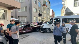 Sinopta okul servisi ile otomobil çarpıştı: 7 öğrenci yaralandı
