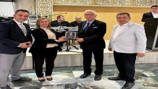 Sosyal Yardım ve Kültür Vakfına teşekkür plaketi