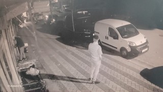 Sultangazide işyerinden 2 hırsız dakikalar içinde motosiklet çaldı: O anlar kamerada