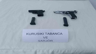 Şüphe üzerine durduruldu, kurusıkı tabancalarla yakalandı