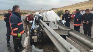 Sürücü, bariyere saplanan otomobilden sağ çıktı