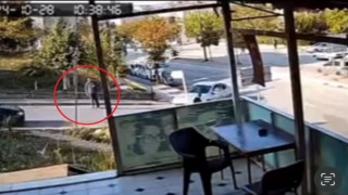 Sürücü fenalaştı yokuş aşağı giden araç, önce yayaya sonra otomobile çarptı