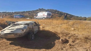 Takla atarak şarampole yuvarlanan otomobildeki 3 kişi yaralandı