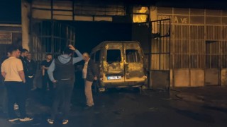 Tamir için bırakılan minibüs, bir anda alev alev yanarak dükkana girdi