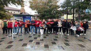 Taraftar grupları kadınlara çiçek verdi