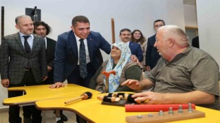 Tedavi gören hastalara acil şifa diledi