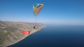 Tekirdağda yamaç paraşütçülerden Türk bayrağıyla Cumhuriyet uçuşu