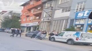 Tekme ve yumruklar havada uçuştu, cadde ringe döndü