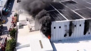 Tekstil fabrikasındaki yangın havadan görüntülendi