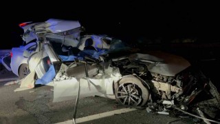 TEMde feci kaza: Tıra çarpan otomobil kağıt gibi ezildi, 2 kişi hayatını kaybetti