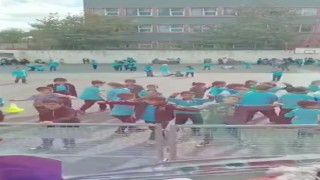 Teneffüsteki öğrenciler tırdan çalan oyun havasıyla eğlendi