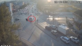 Ters yönden ilerleyen ambulans otomobile çarptı