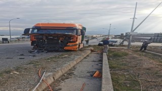 Tır ile otomobilin çarpıştığı kazada sürücüler yaralandı
